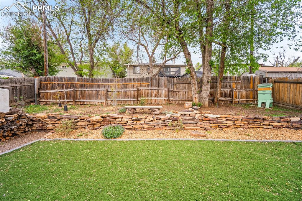 Image 34 of 48: Yard