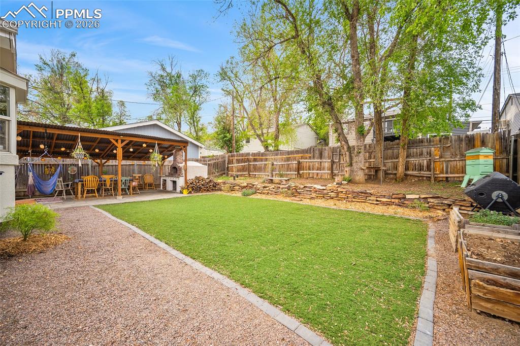 Image 37 of 48: Yard