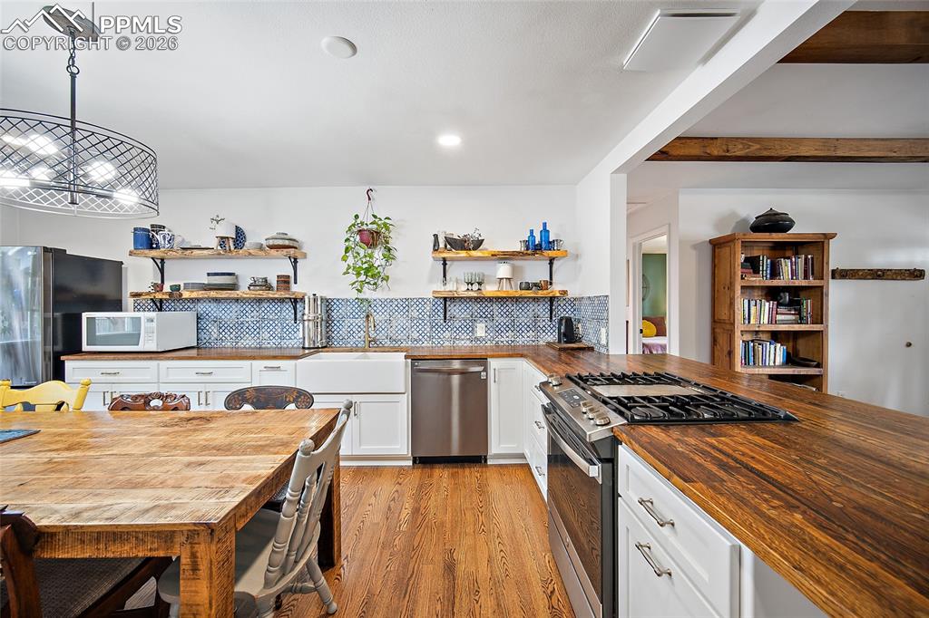 Image 9 of 48: Kitchen