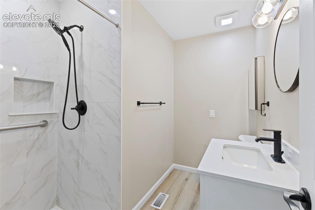 Image 14 of 35: Bathroom