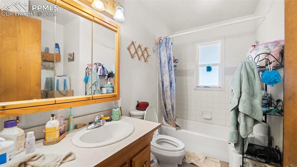 Image 11 of 35: Bathroom