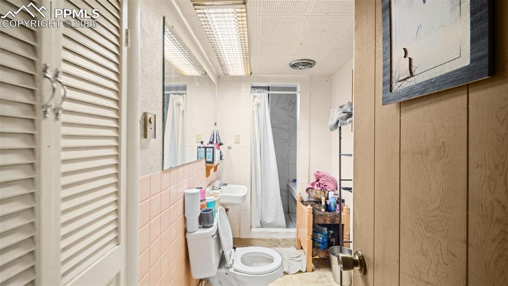 Image 17 of 35: Bathroom