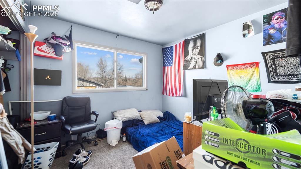 Image 22 of 35: Bedroom