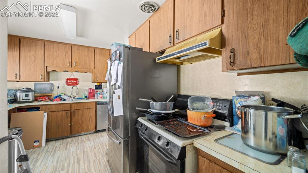 Image 8 of 35: Kitchen