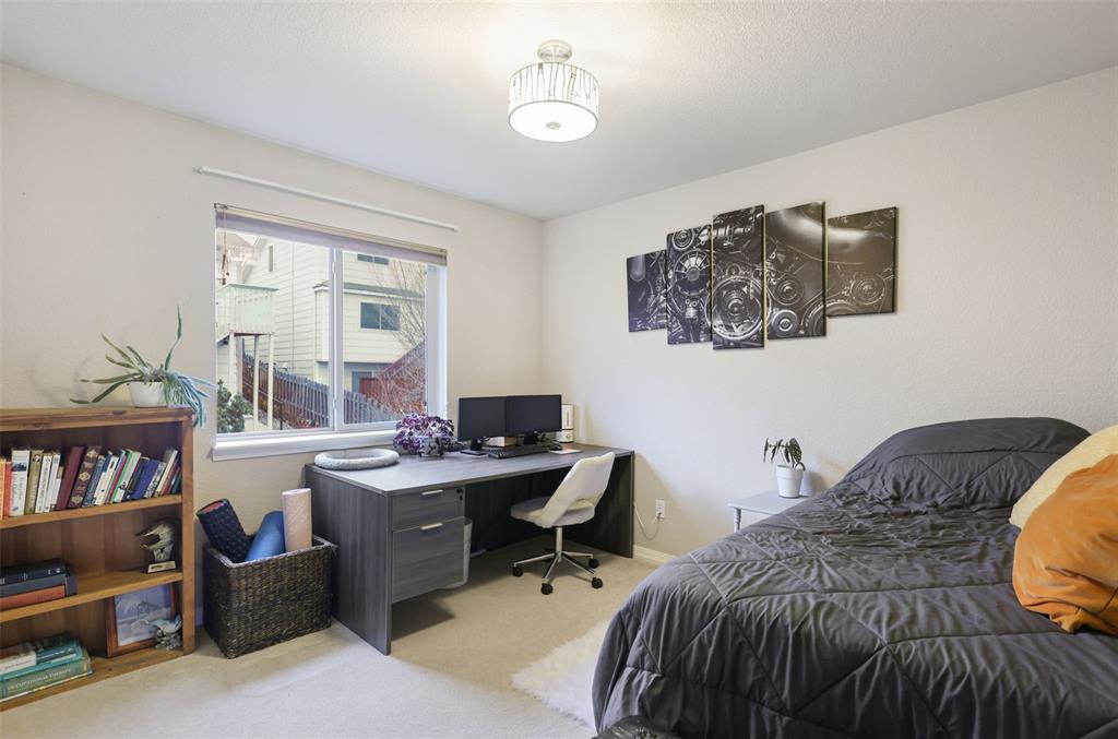 Image 16 of 36: Bedroom