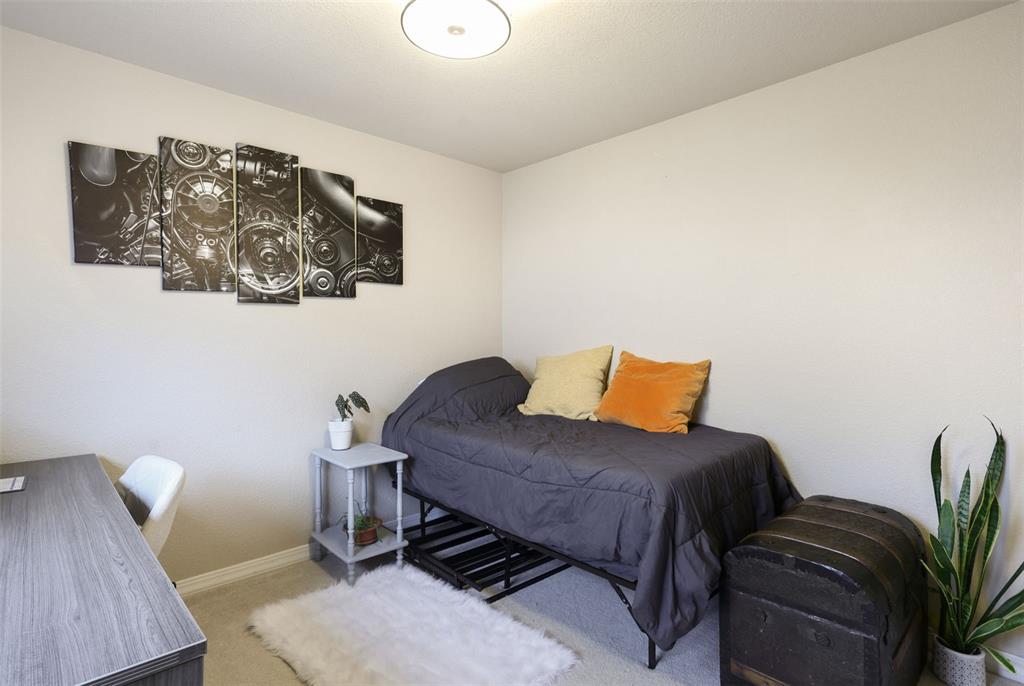 Image 17 of 36: Bedroom