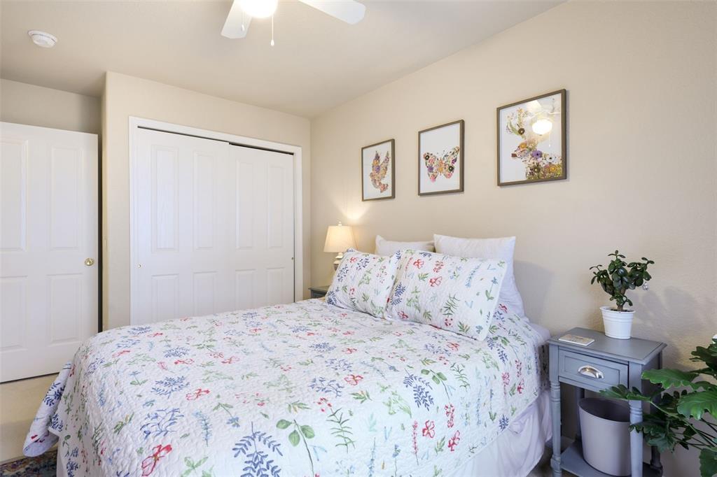 Image 19 of 36: Bedroom