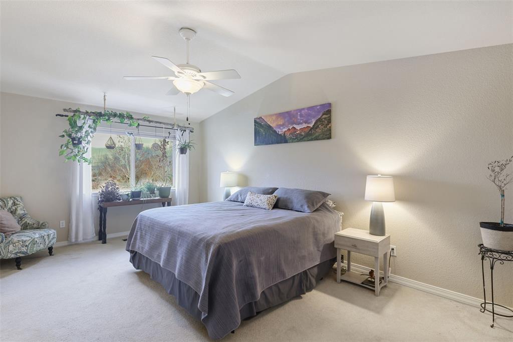 Image 22 of 36: Bedroom