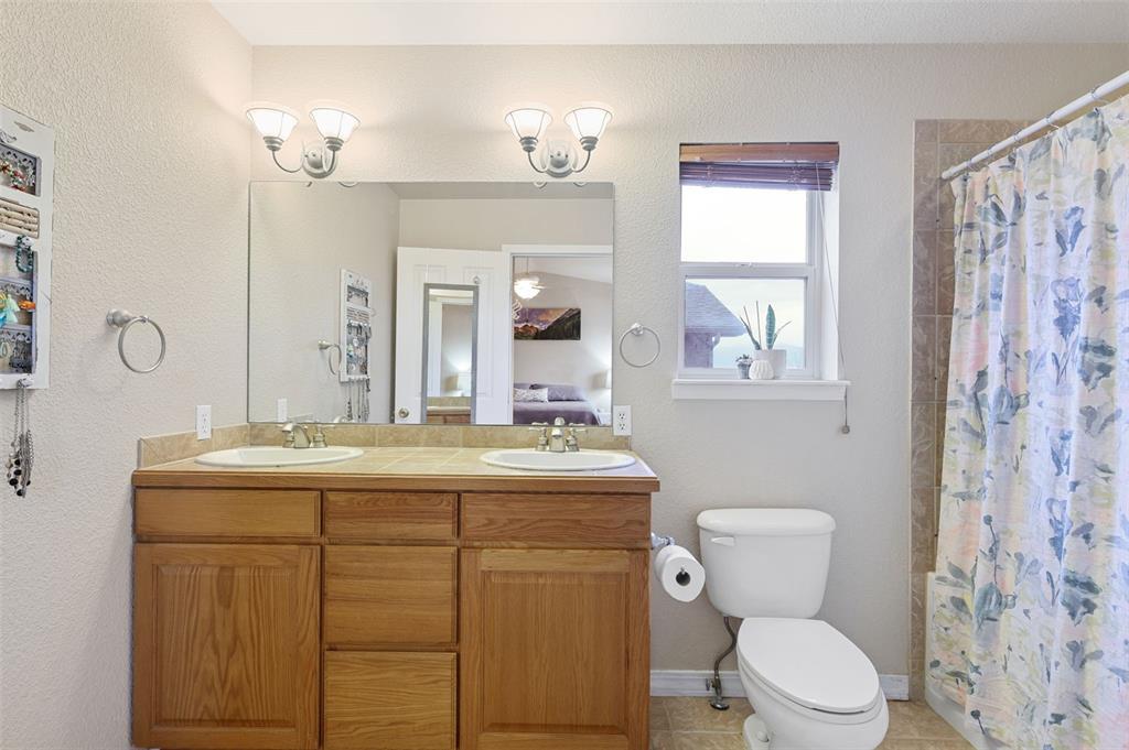 Image 25 of 36: Bathroom