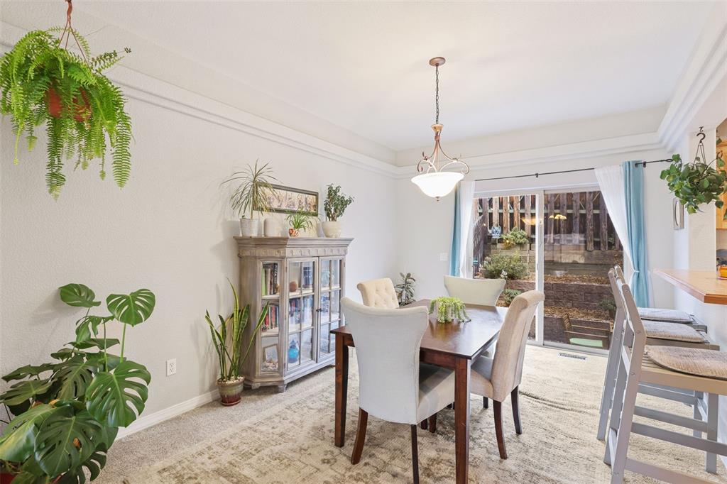 Image 7 of 36: Dining Area