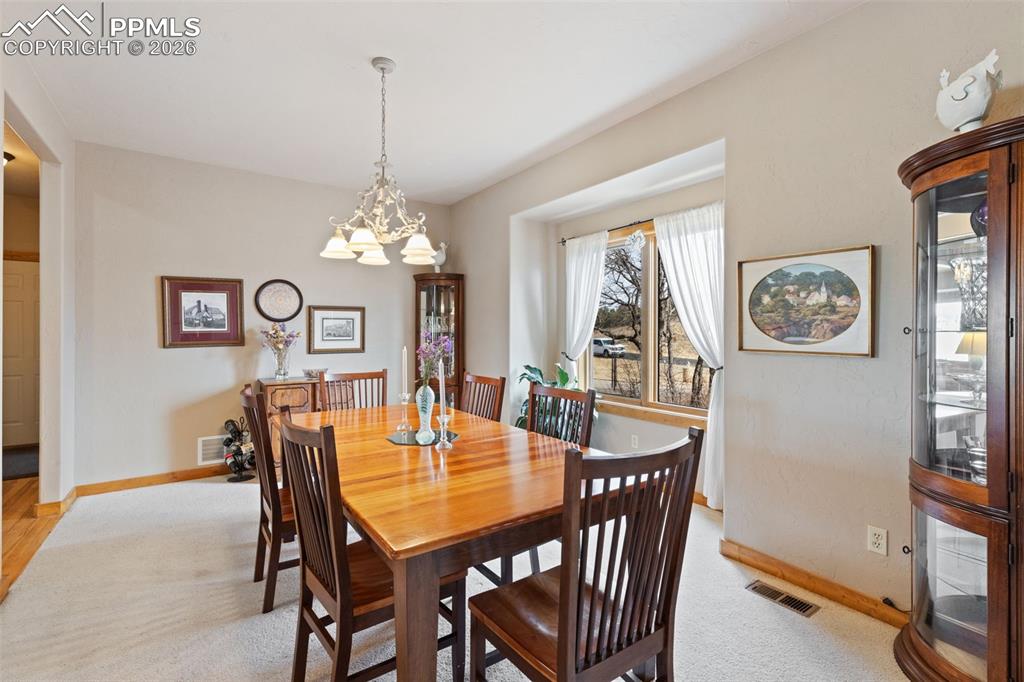 Image 15 of 45: Dining Area