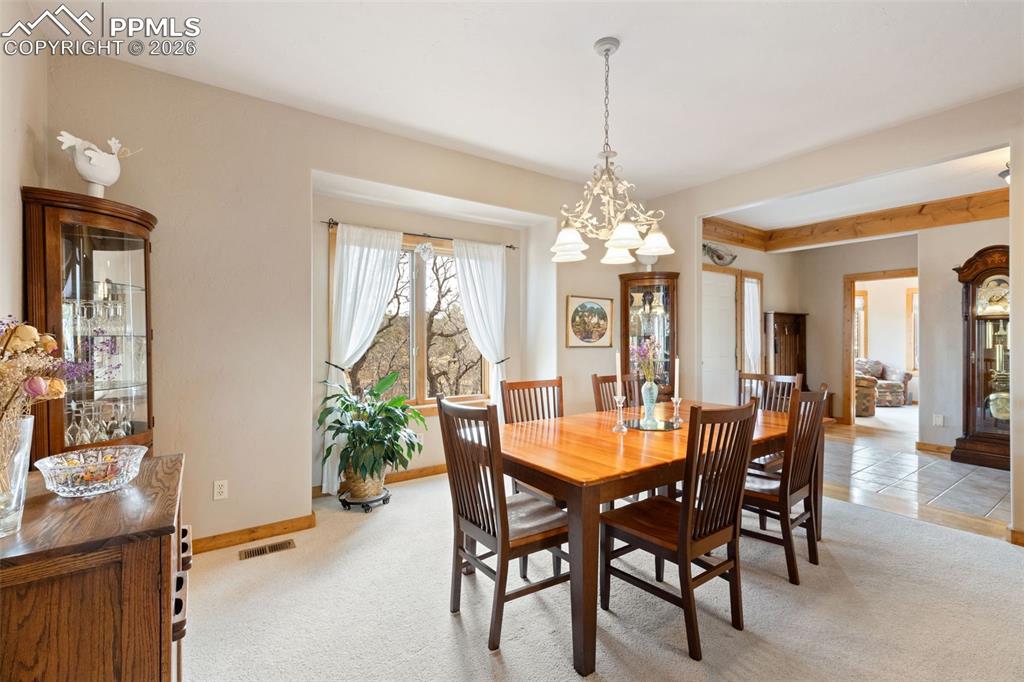 Image 16 of 45: Dining Area