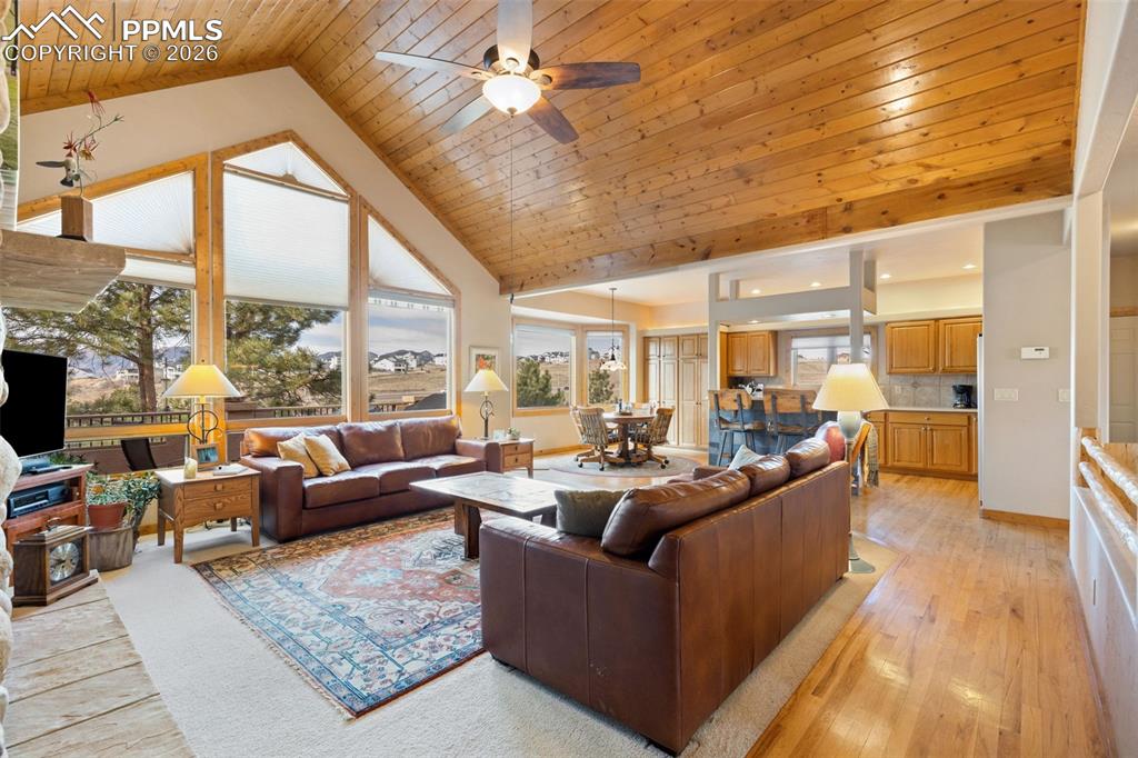 Image 17 of 45: Living Room