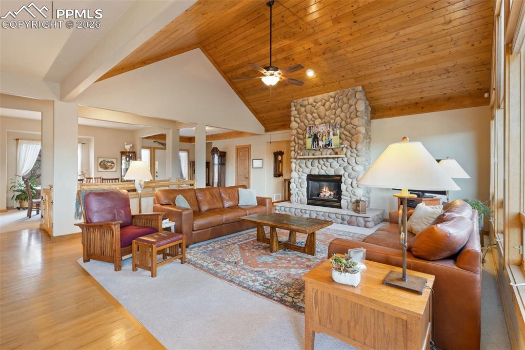 Image 18 of 45: Living Room