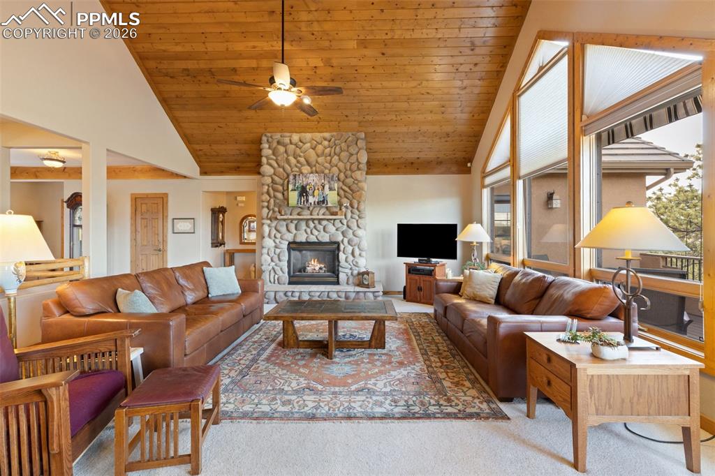 Image 19 of 45: Living Room