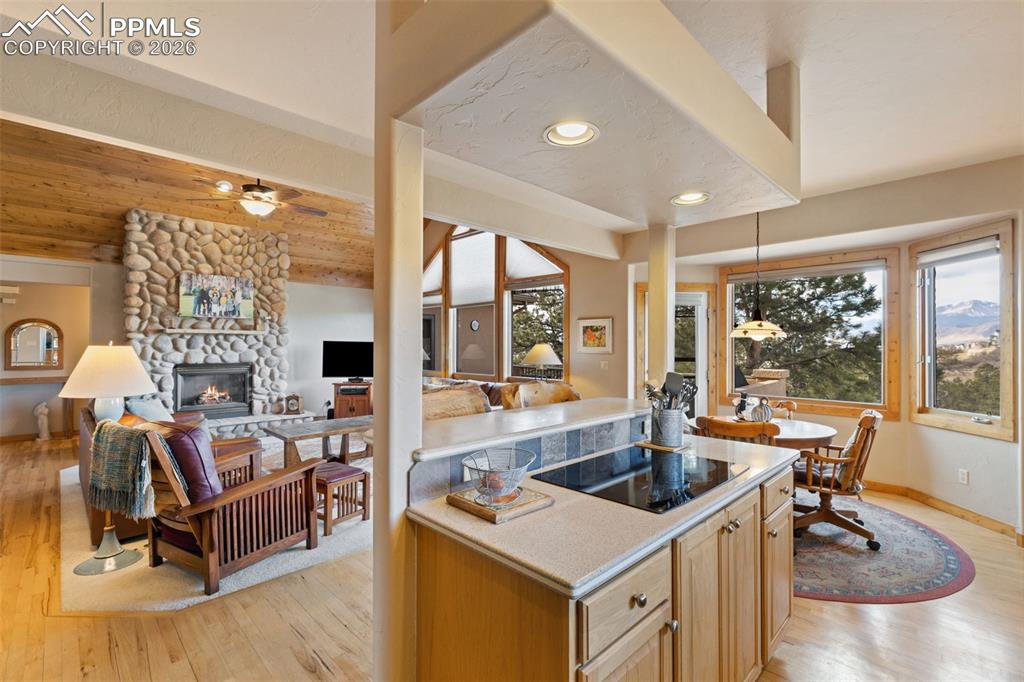 Image 21 of 45: Kitchen