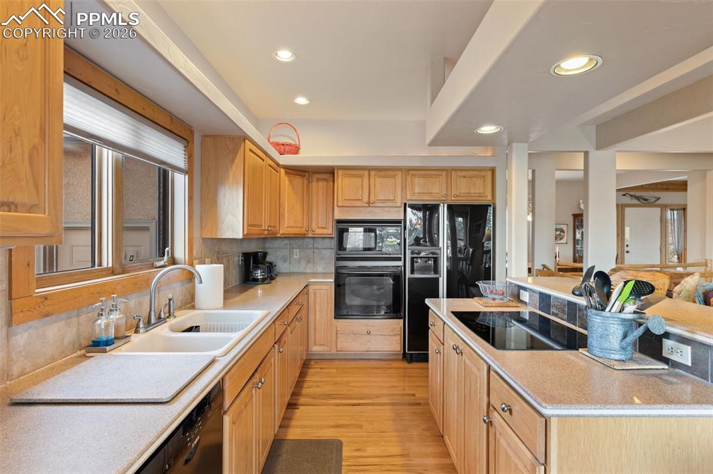 Image 23 of 45: Kitchen