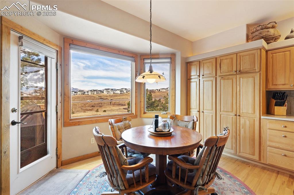 Image 24 of 45: Dining Area