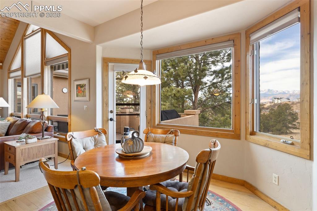 Image 25 of 45: Dining Area