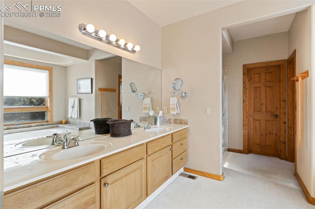 Image 29 of 45: Bathroom