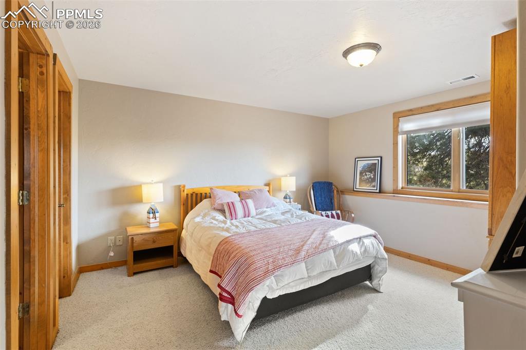 Image 31 of 45: Bedroom