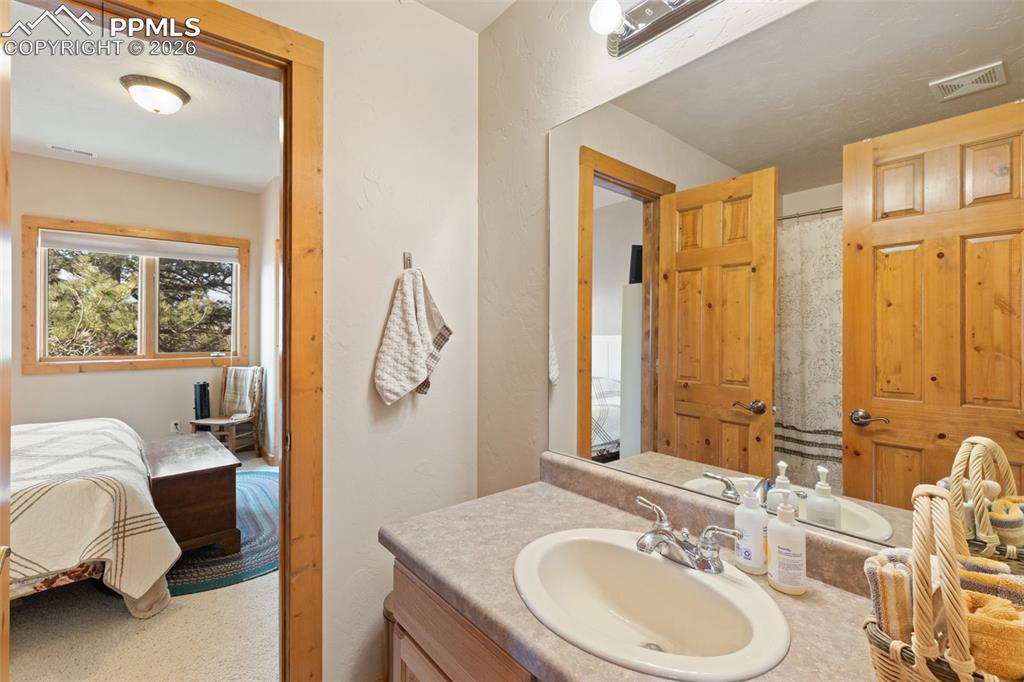 Image 33 of 45: Bathroom