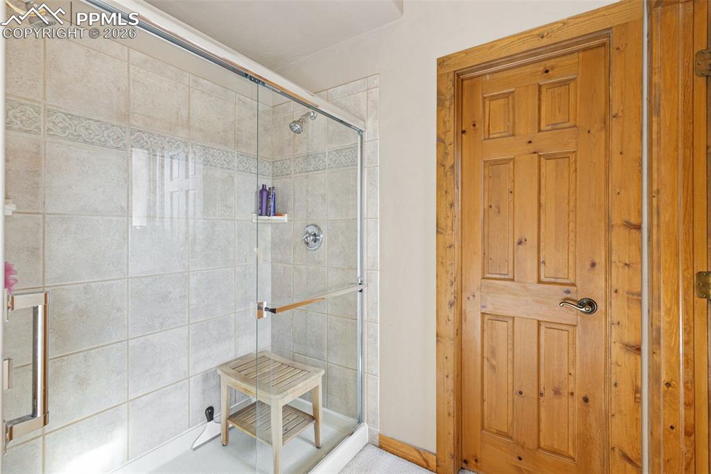 Image 34 of 45: Bathroom