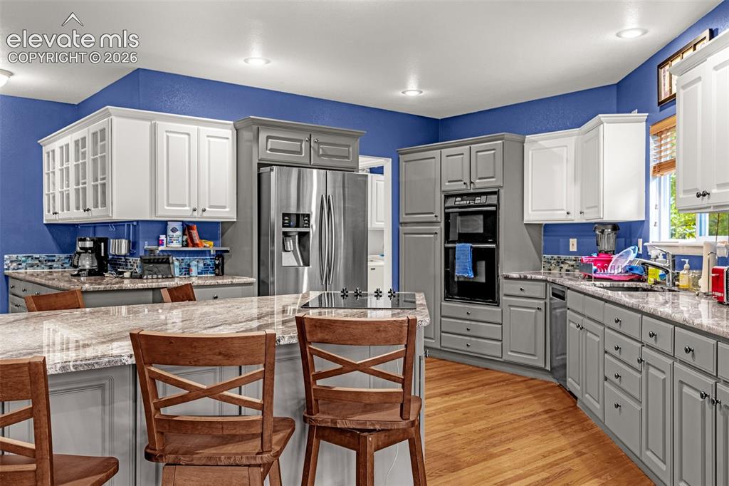 Image 15 of 50: Granite-finish countertops, stainless steel appliances, built-in double ove