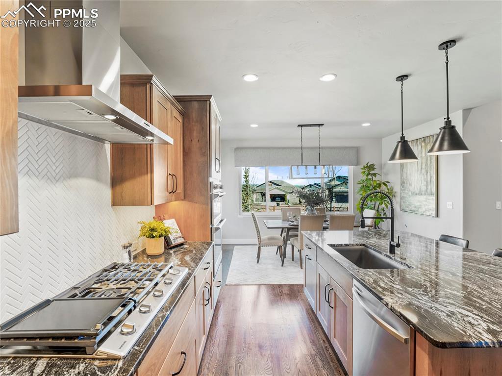 Image 14 of 49: Kitchen