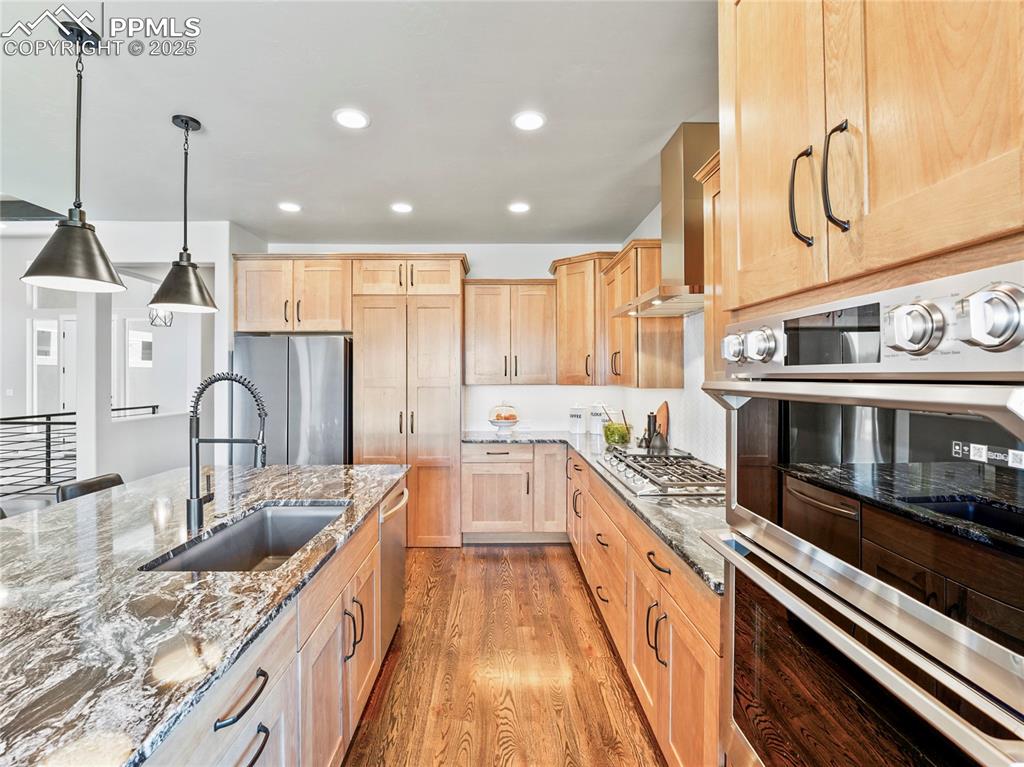 Image 15 of 49: Kitchen