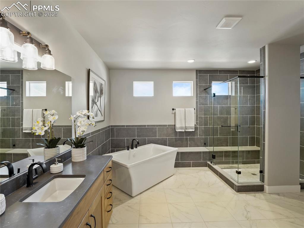 Image 22 of 49: Bathroom