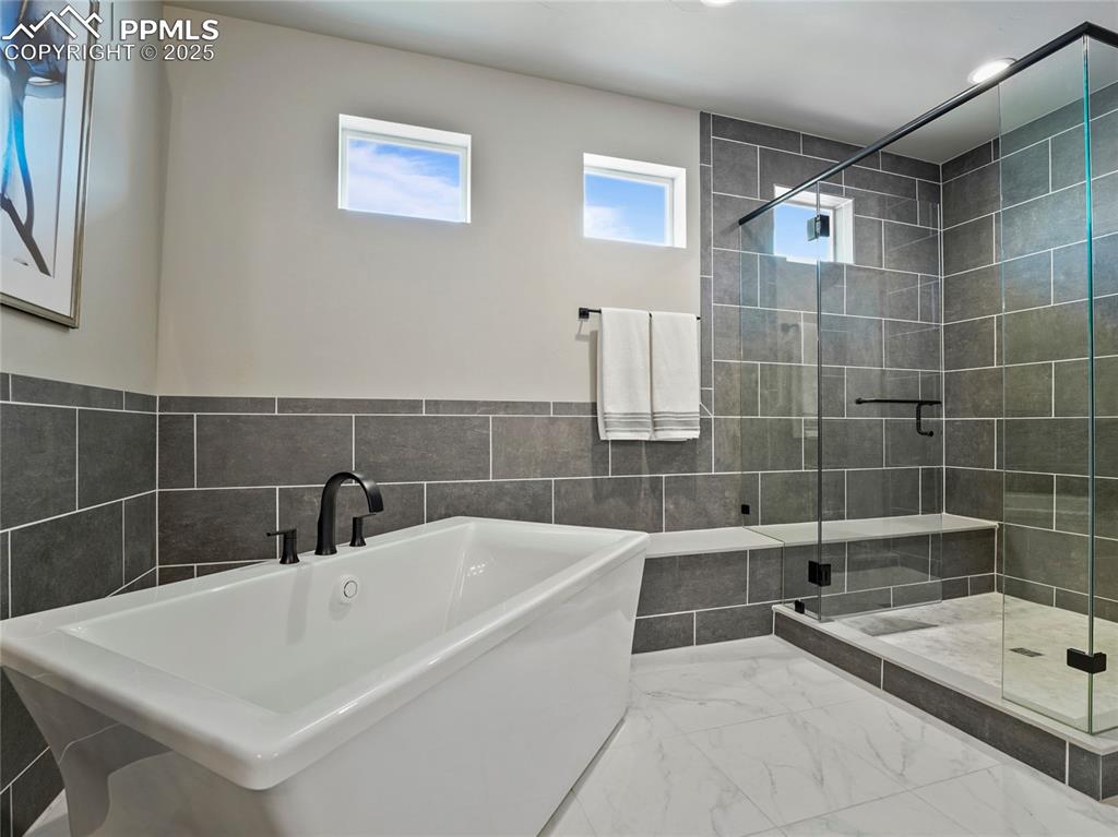 Image 23 of 49: Bathroom