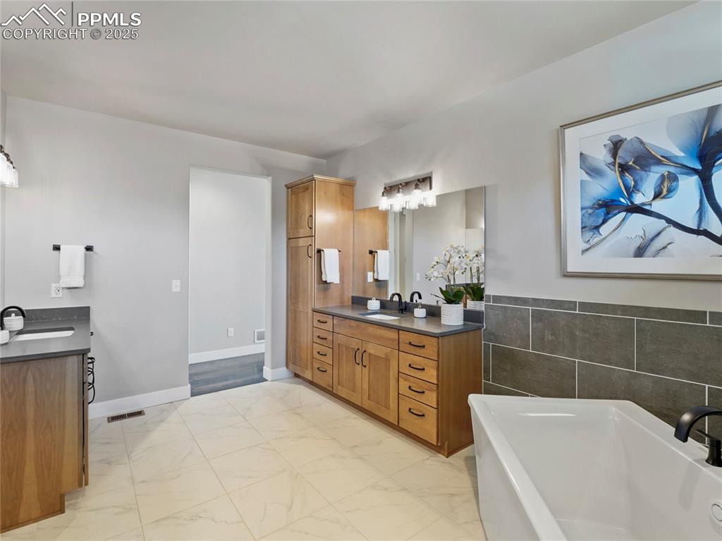 Image 25 of 49: Bathroom