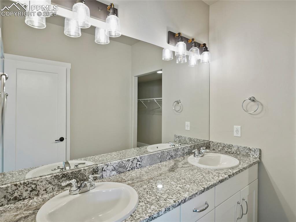 Image 34 of 49: Bathroom