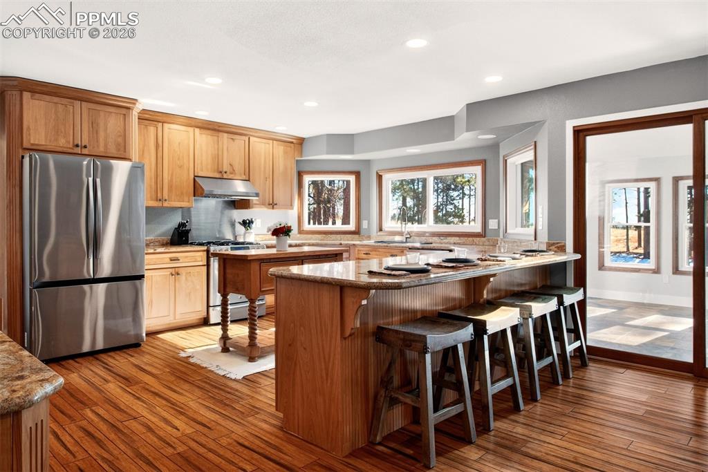 Image 12 of 45: Kitchen