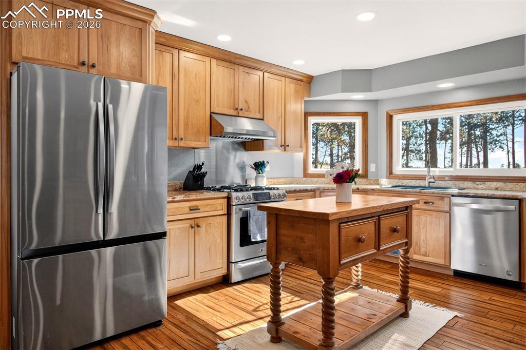 Image 13 of 45: Kitchen