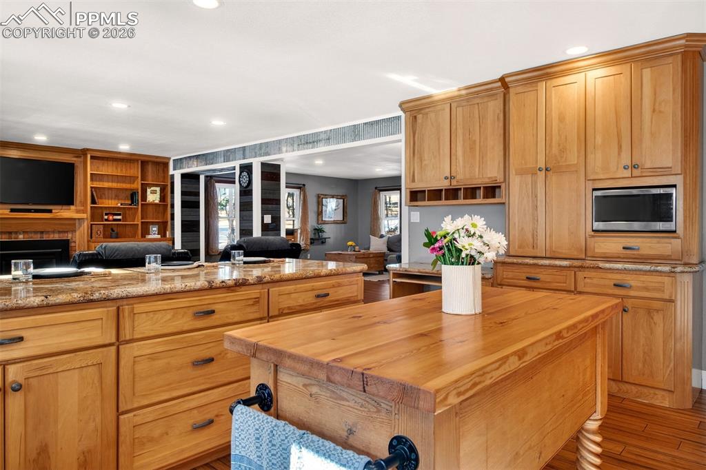 Image 14 of 45: Kitchen