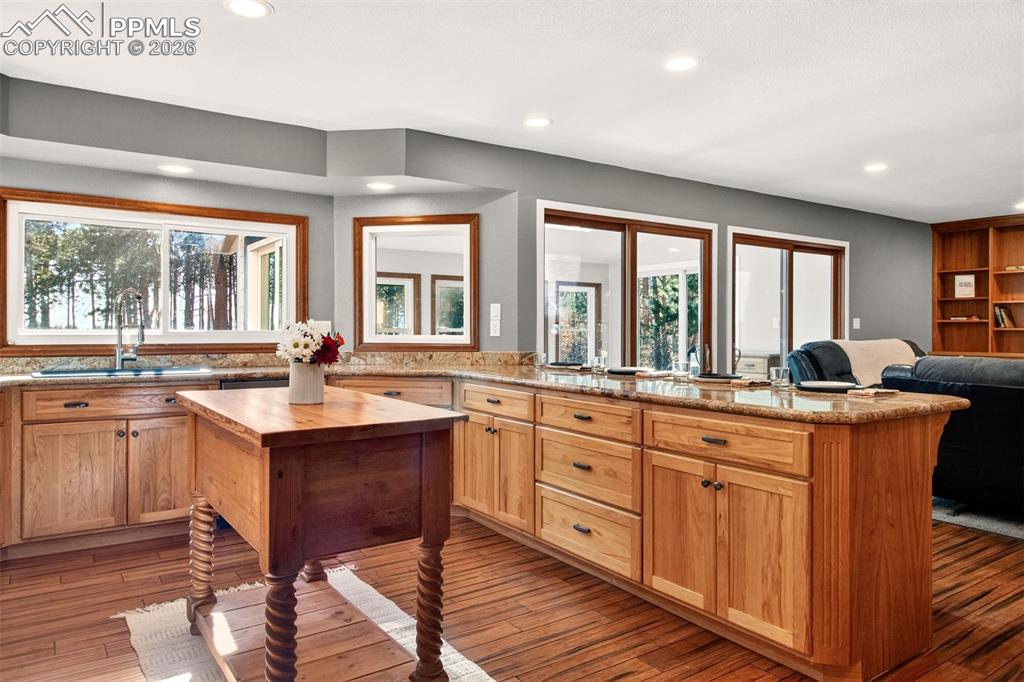 Image 15 of 45: Kitchen