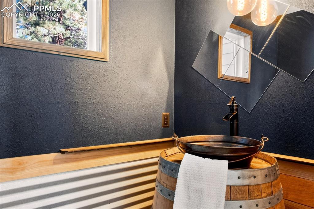 Image 19 of 45: Bathroom