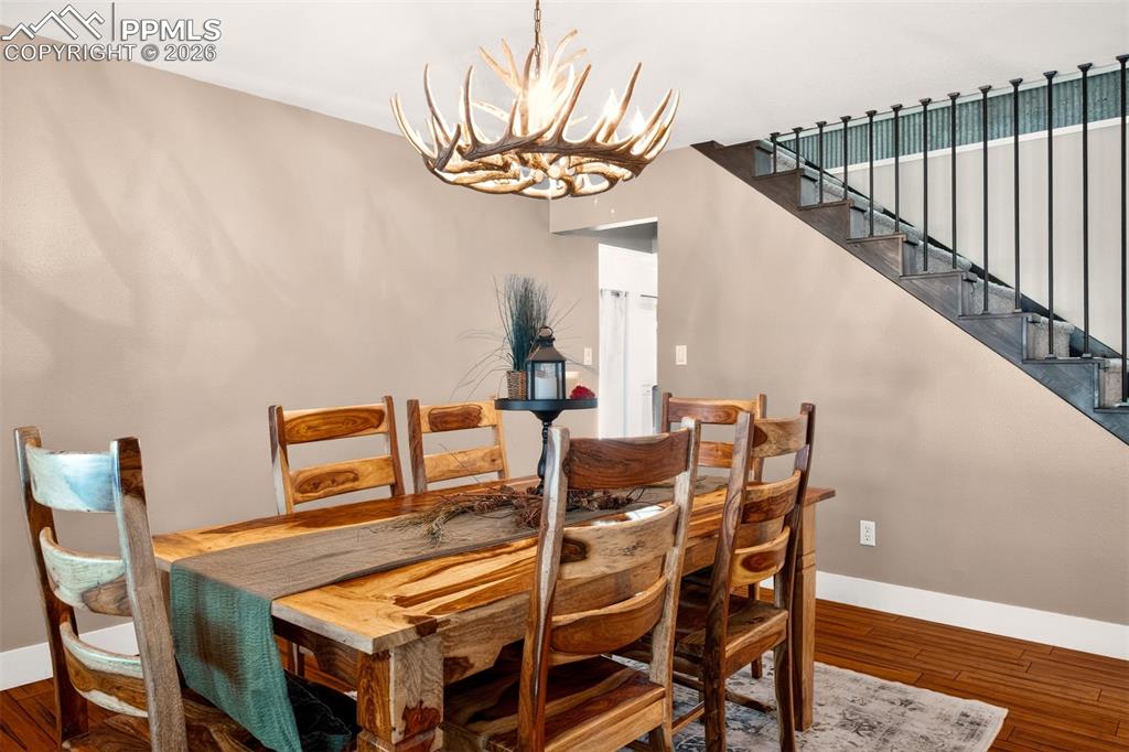 Image 21 of 45: Dining Area