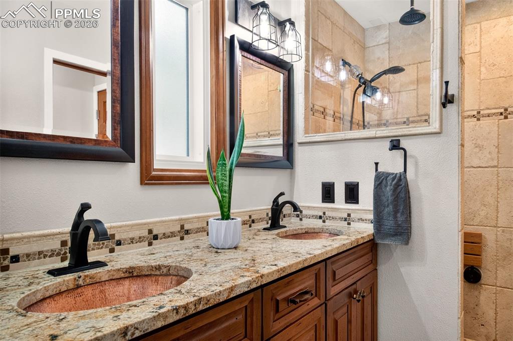 Image 24 of 45: Bathroom