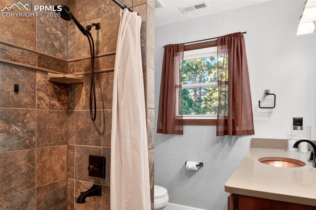 Image 27 of 45: Bathroom