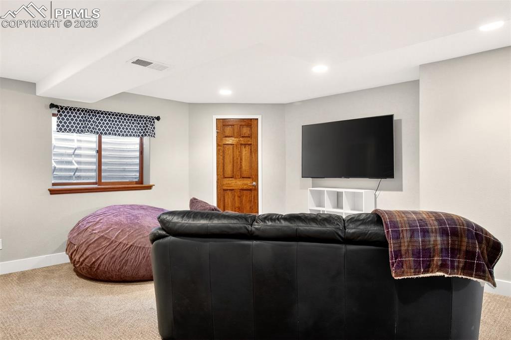 Image 33 of 45: Living Room