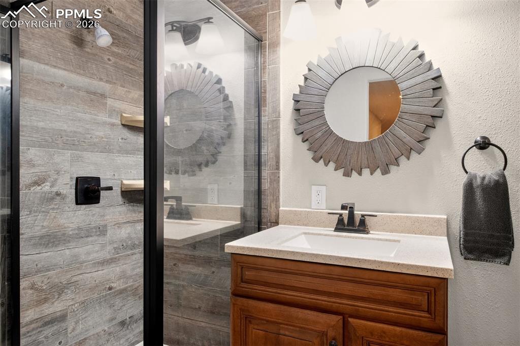 Image 35 of 45: Bathroom