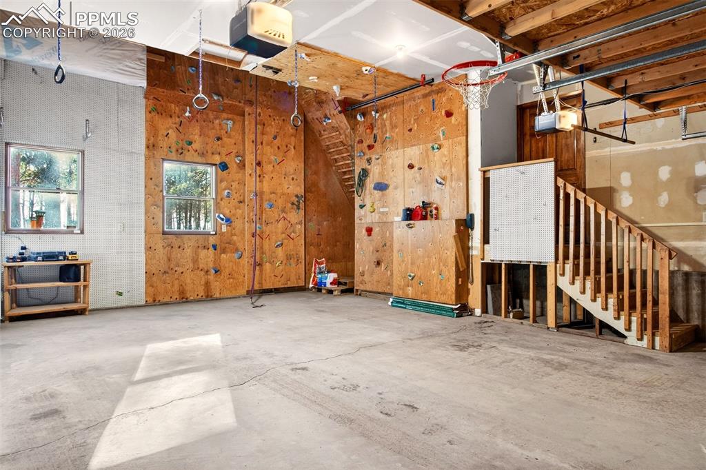 Image 36 of 45: Garage