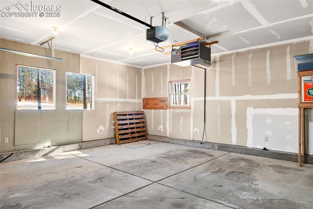 Image 37 of 45: Garage