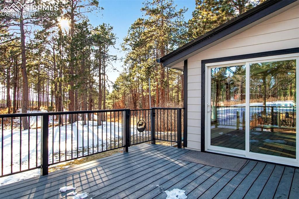 Image 40 of 45: Deck