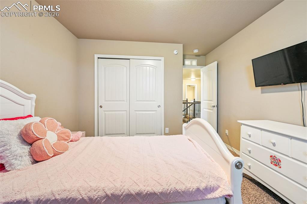 Image 19 of 50: Bedroom