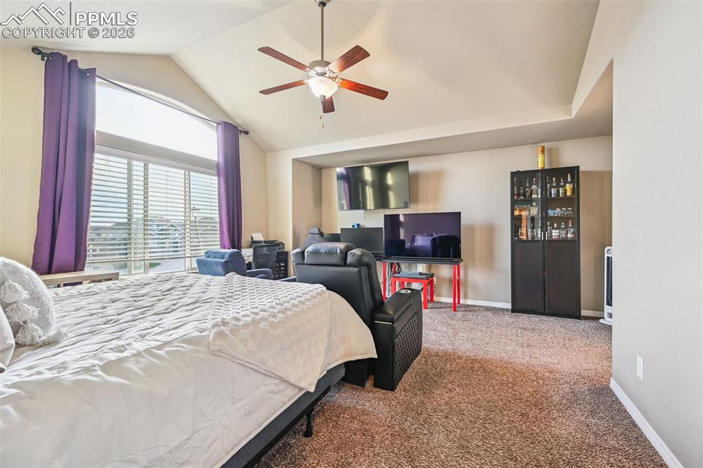 Image 23 of 50: Bedroom