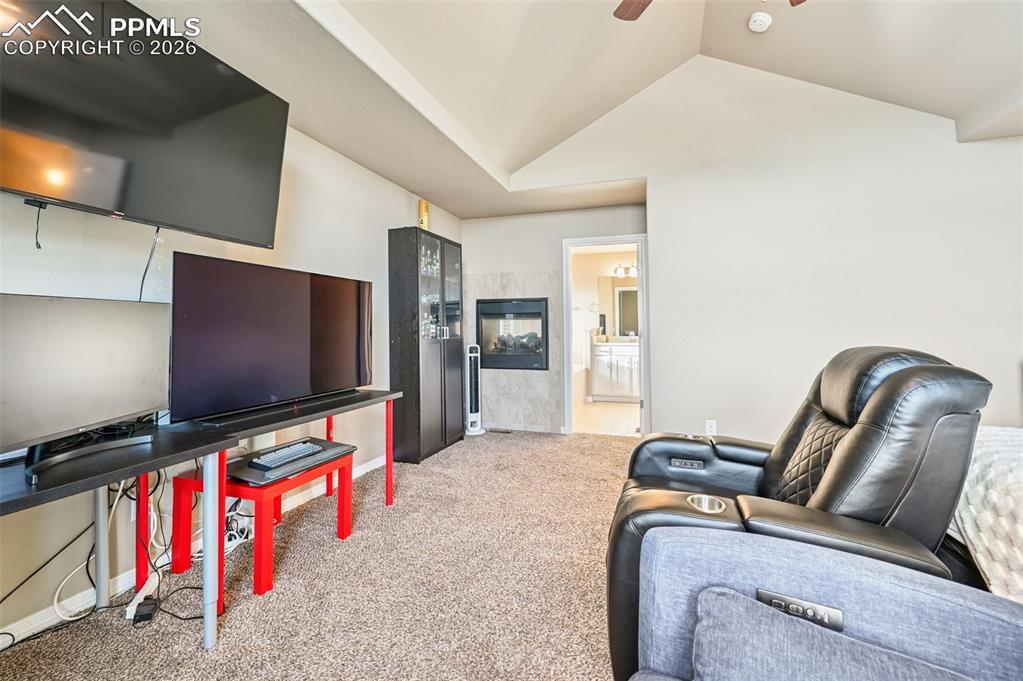 Image 25 of 50: Living Room